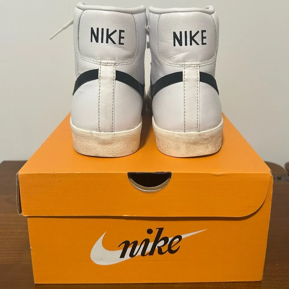 Nike Blazer Mid '77 White and Black Size US Men's 10.5 / Women's 12